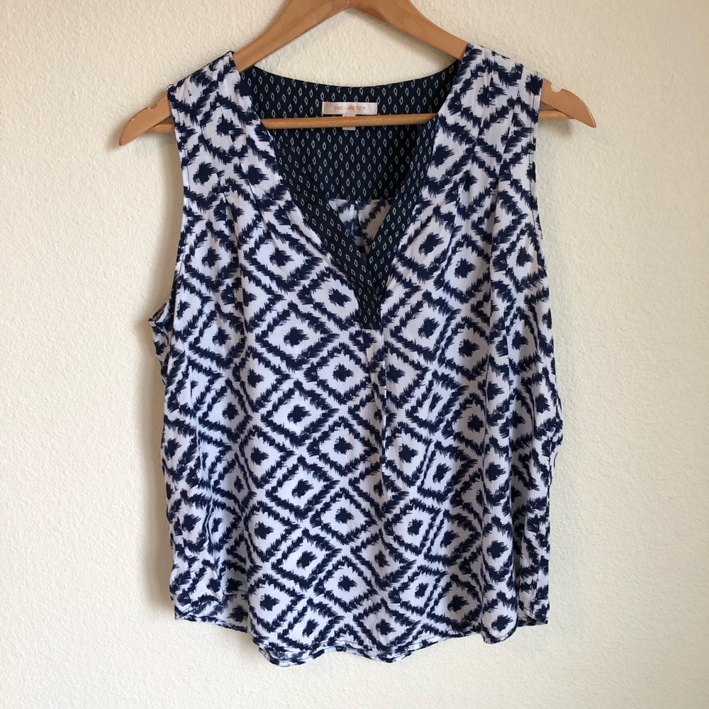 Skies Are Blue patterned v-neck short sleeve top